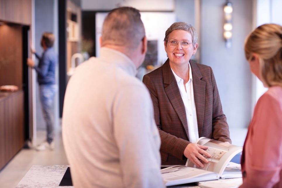 Adviseur Mascha die een rondleiding geeft