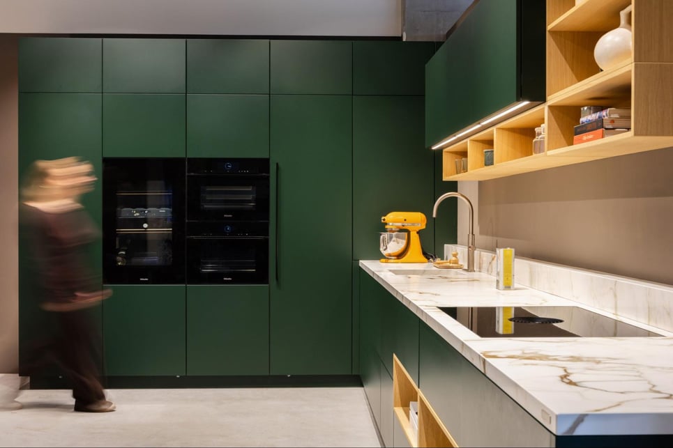Strakke keuken met wijnklimaatkast