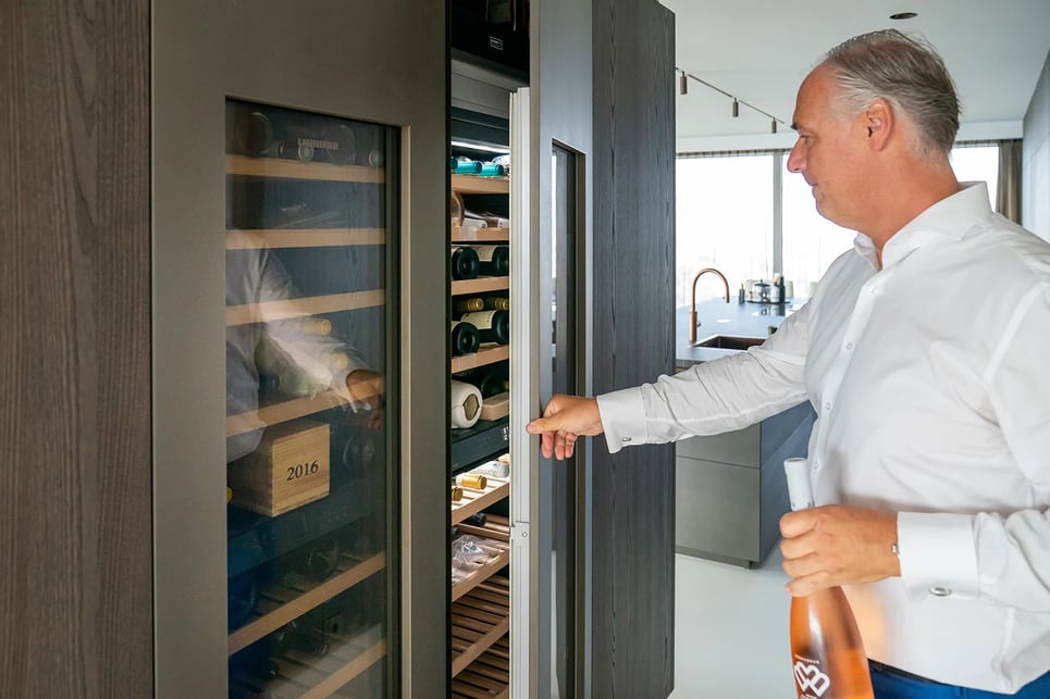 Kijkje in de keuken van Margot & Arno met wijnklimaatkast